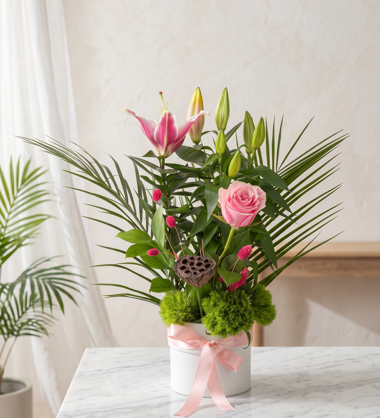 Beyaz Polimer Saksıda Pembe Lilyum ve Gül