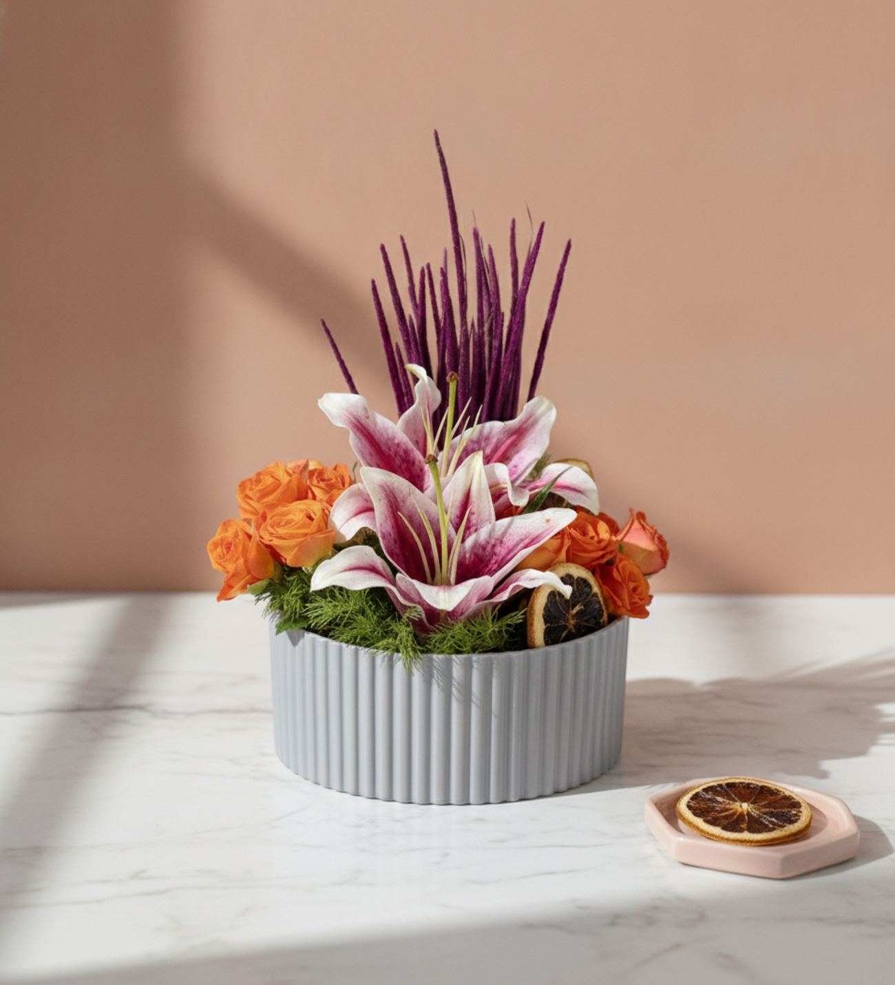 Gri Polimer Saksıda Pembe Lilyum ve Turuncu Güller