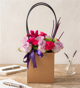 Kraft Çantada Lila Güller ve Dianthus Green Trick