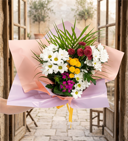 Lila Pembe Buket Kağıdında Papatya ve Hüsnüyusuf